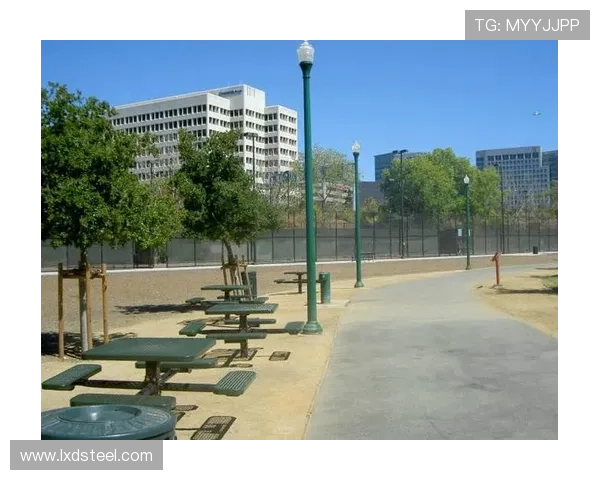 里夫斯曝更衣室趣事 被队友浇水直呼水太凉让人难以忍受